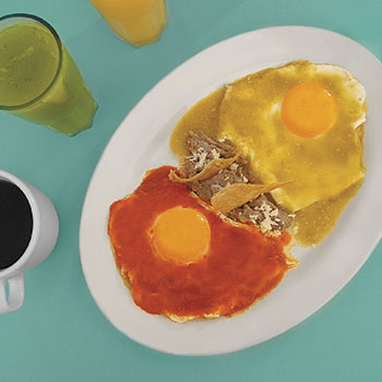 Huevos divorciados en salsa roja y verde