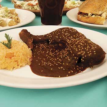 Pollo en mole con arroz