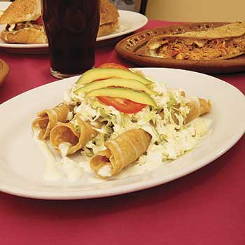 Flautas con crema, queso y aguacate