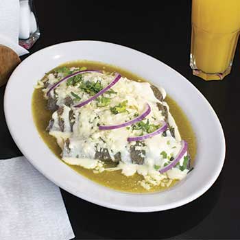 Enchiladas verdes con cebolla morada