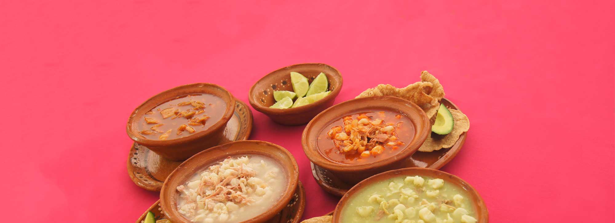 Pozole blanco, rojo y verde en cazuelas de barro, con limón, aguacate y chicharrón
